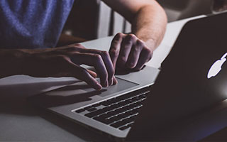 股票:靠谱股票配资门户-沪深两市成交额突破1万亿